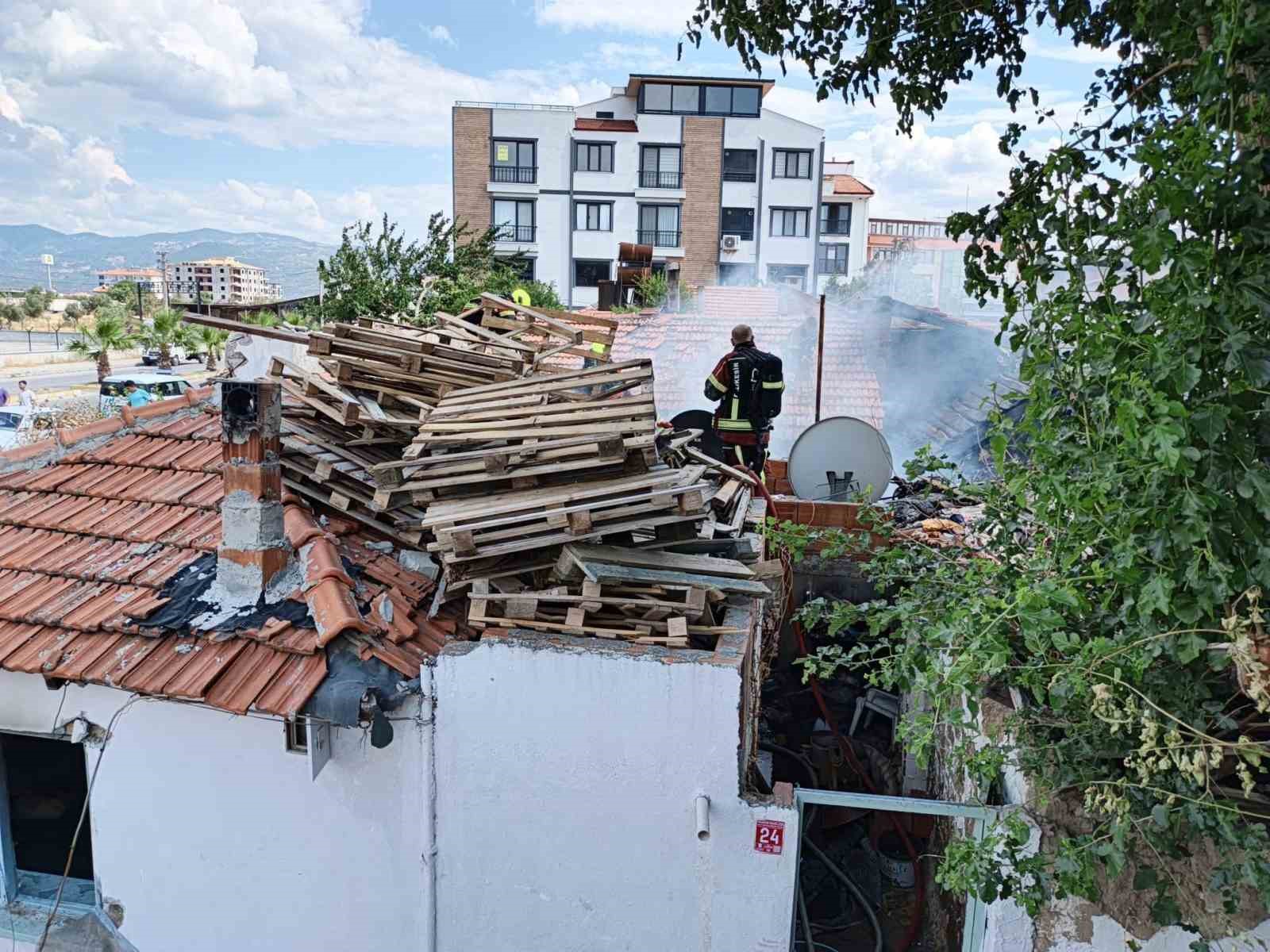 Burhaniye’de yanan evde mahsur kalan vatandaşı itfaiye kurtardı