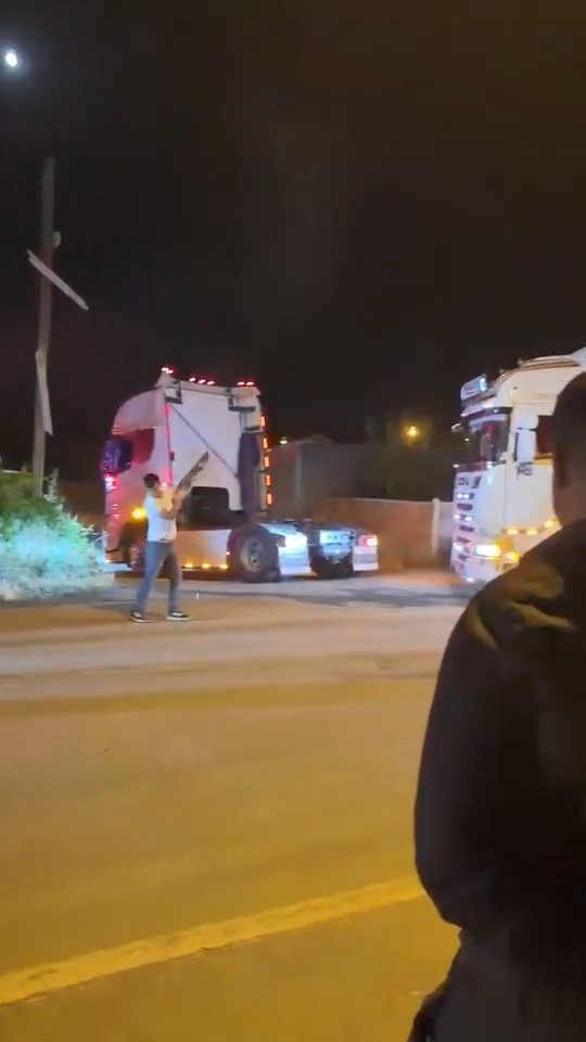 Elazığ’da düğün konvoyunda pompalı tüfekle havaya ateş açan şahıs kamerada