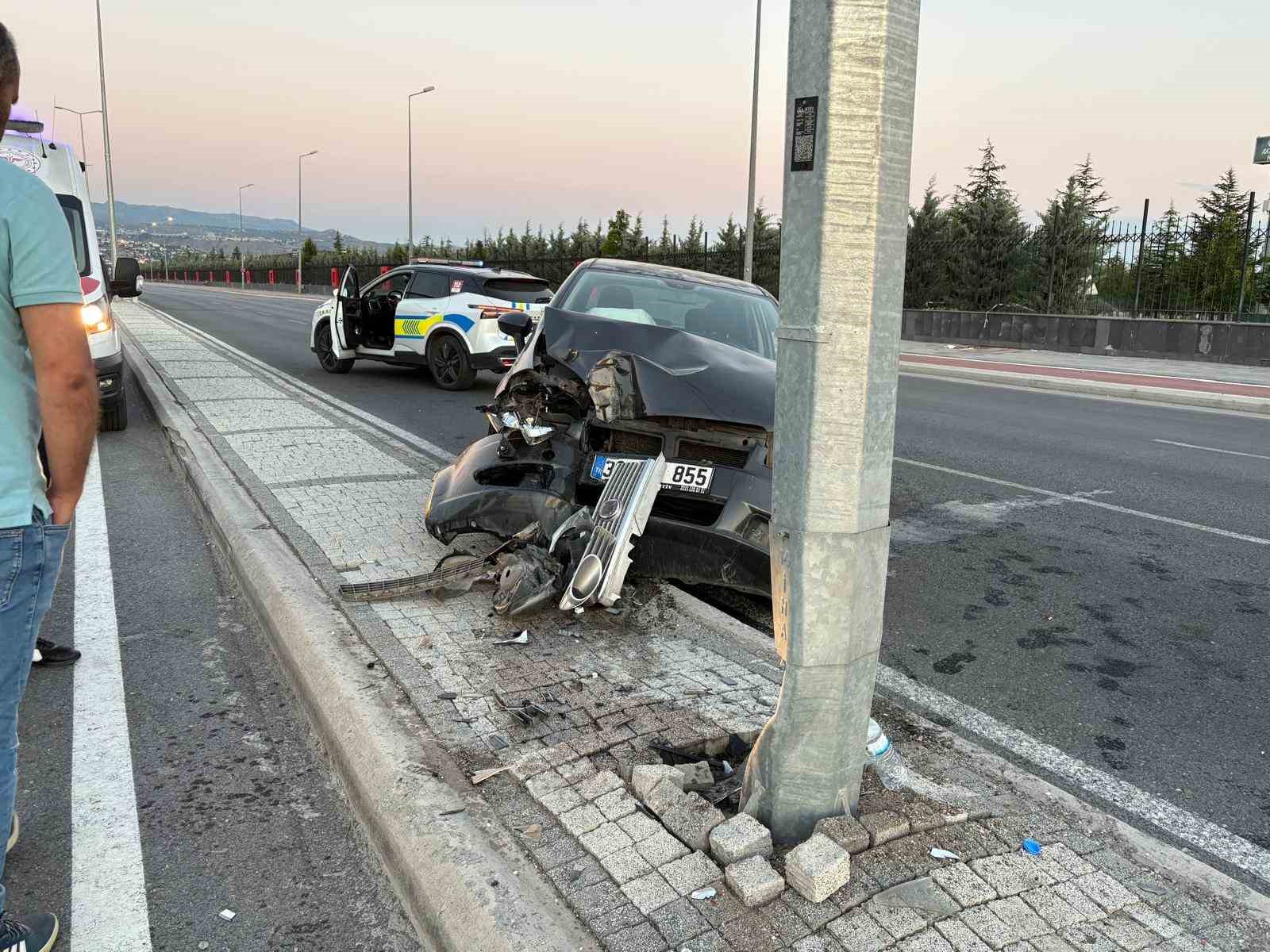 Kayseri’de otomobil aydınlatma direğine çarptı: 1 yaralı