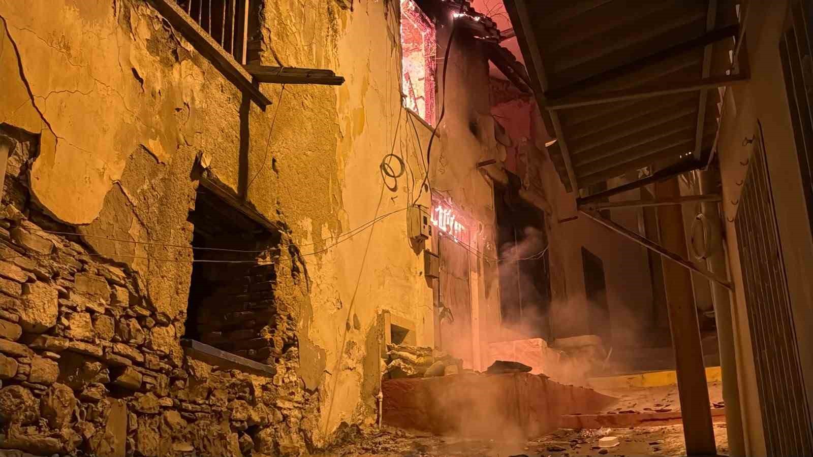 Kuşadası’nda gece yarısı korkutan yangın: Yanlış parklar itfaiyeyi geciktirdi