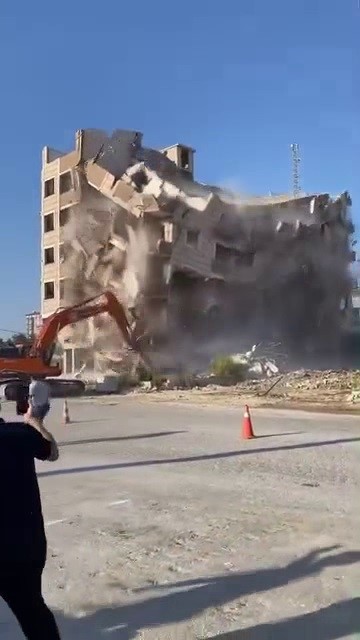 İş makinesinin darbesiyle 6 katlı bina yerle bir oldu