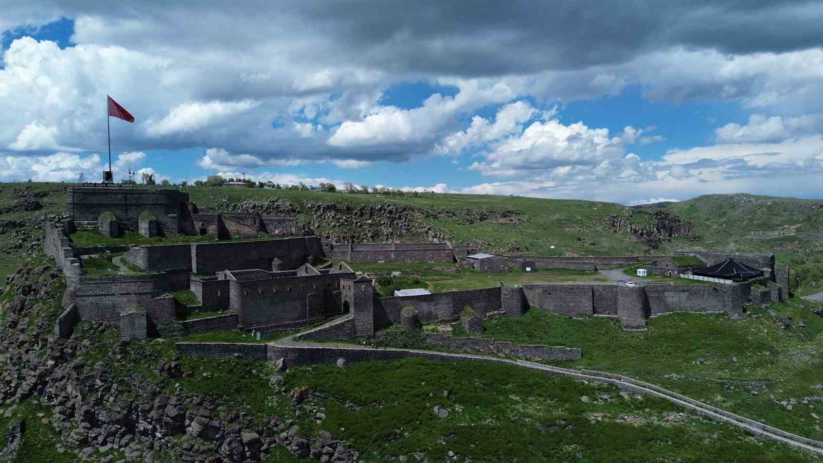 Kars Kalesi UNESCO Dünya Miras Listesi’ne alınmayı bekliyor
