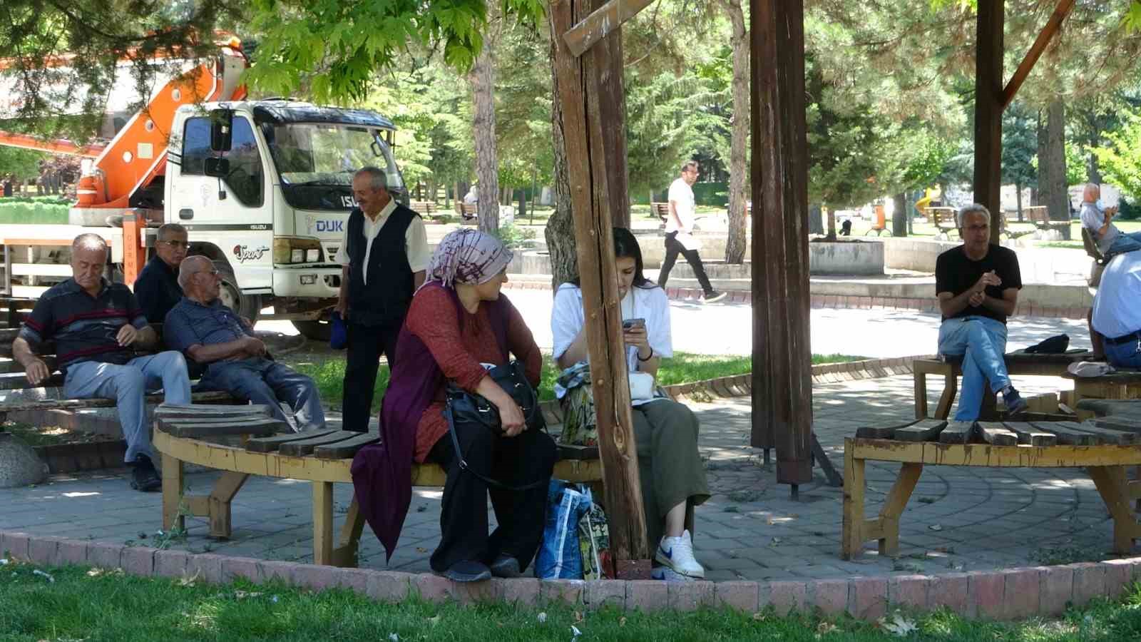 Malatya’da sıcak havada parklar doldu