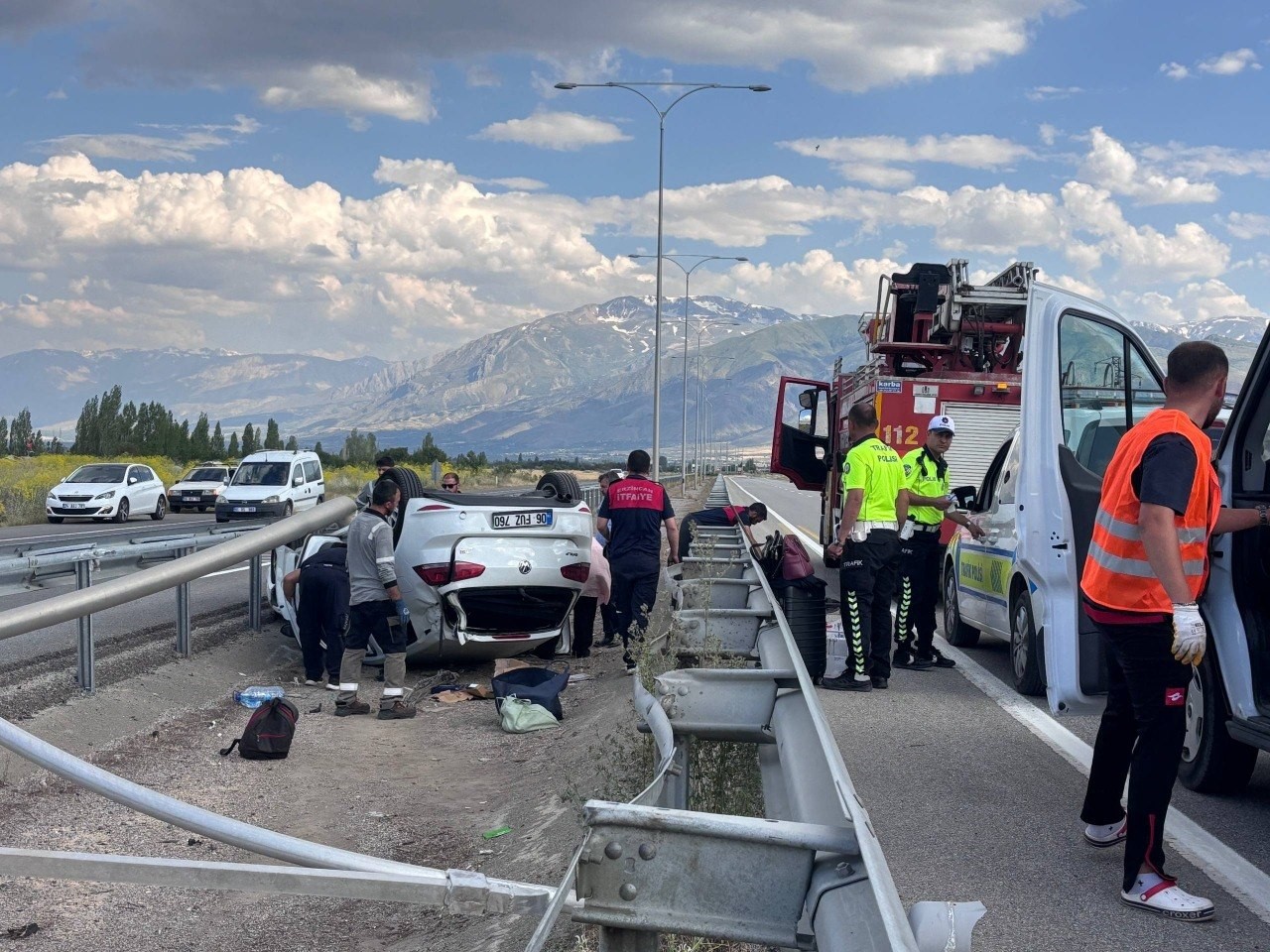 Erzincan’da ters dönen otomobilin sürücüsü kazayı yara almadan atlattı