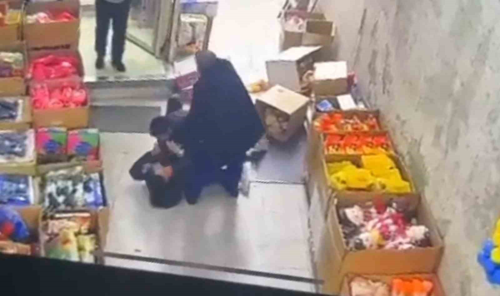 Komşu esnafın müşteri kapma kavgası kamerada