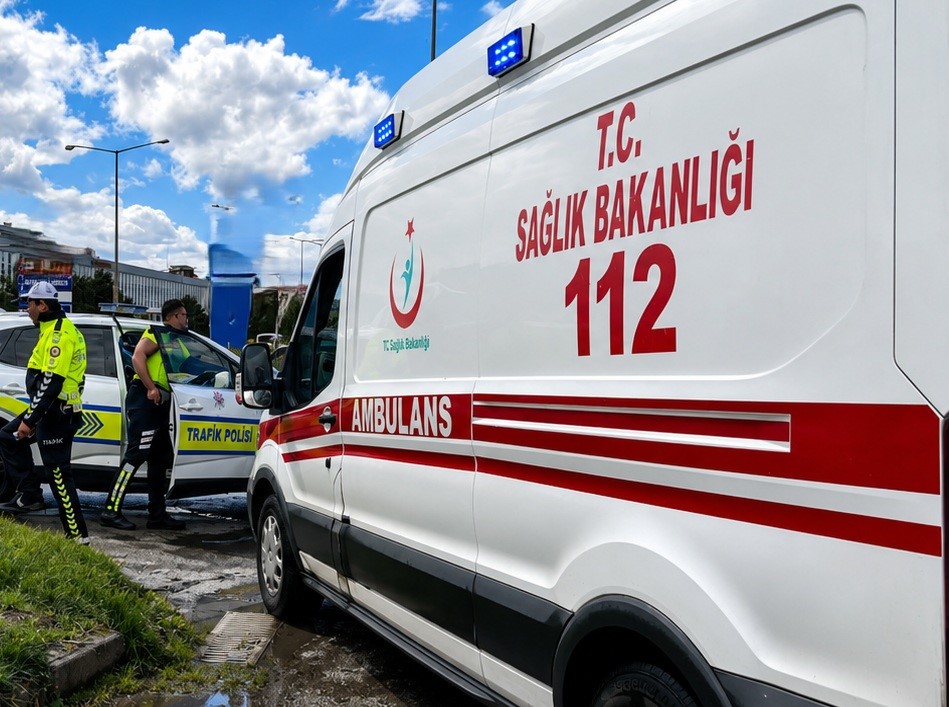 Erzincan-Erzurum karayolunda minibüs devrildi, 15 kişi yaralandı