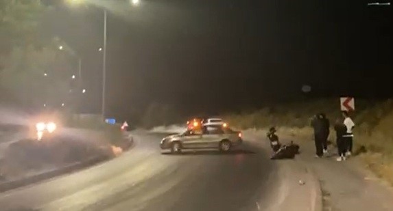 Düştüğü ıslak yolu kayda alırken, kadrajına başka bir kaza girdi