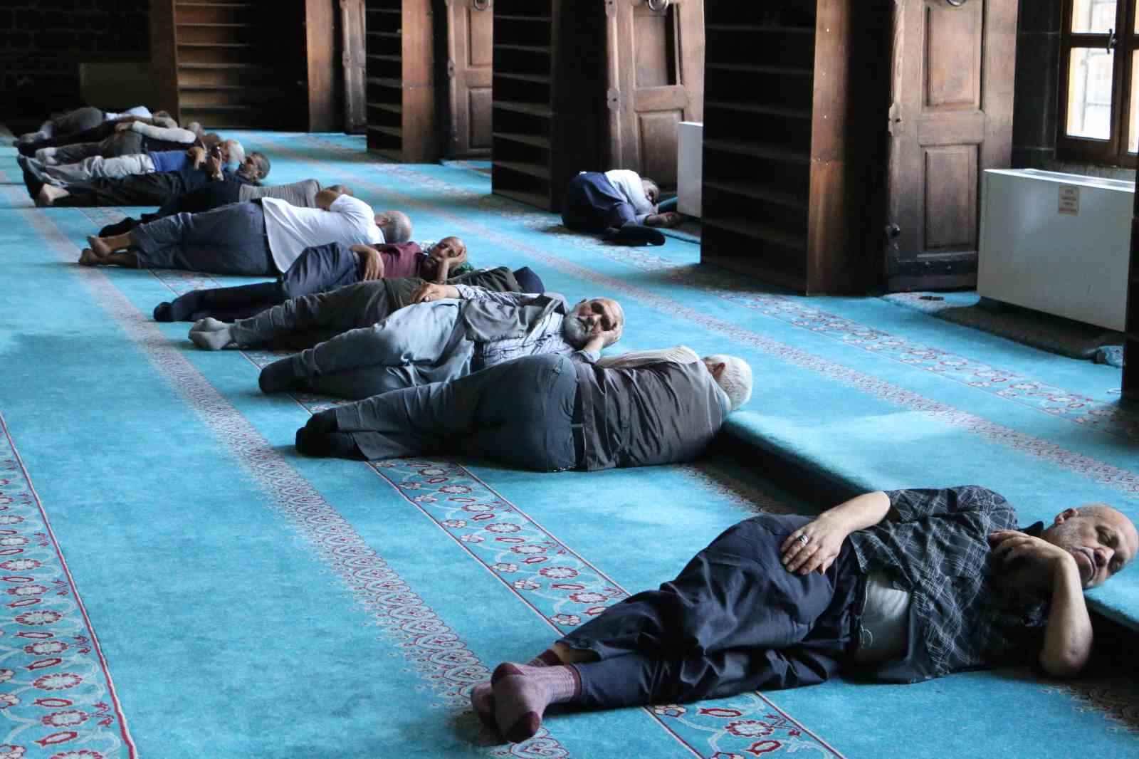 Diyarbakır’da turistler sıcak havadan korunmak için camilere sığındı