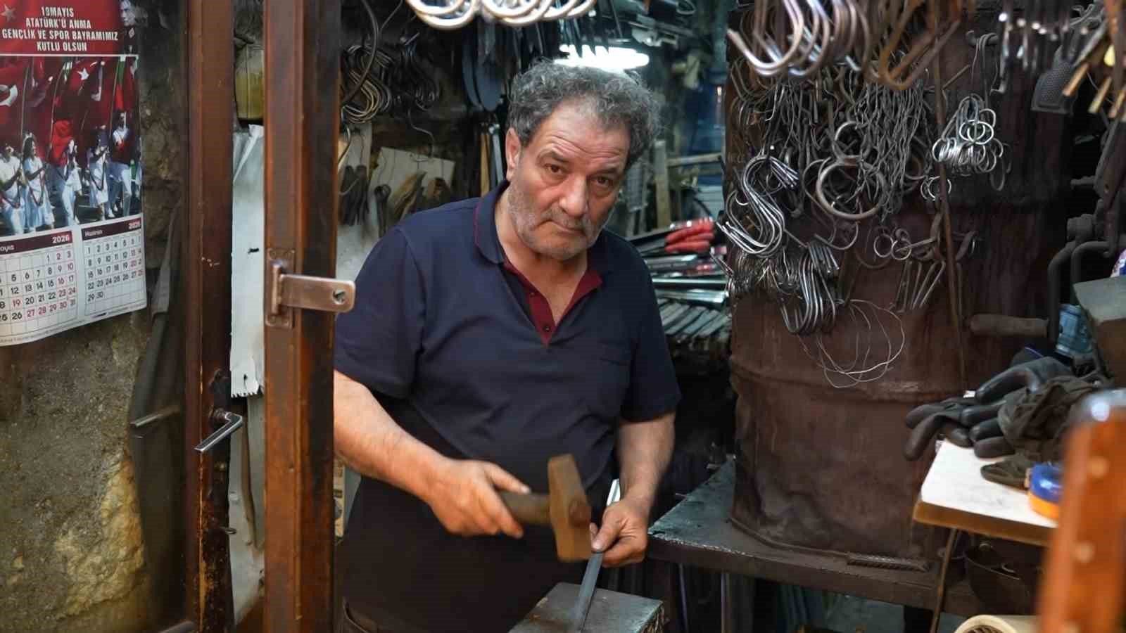 Demir ustalarının zorlu yaz mesaisi devam ediyor