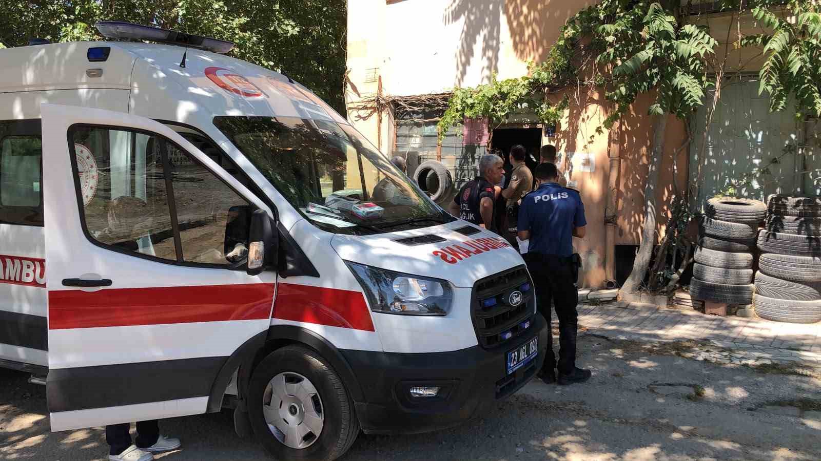 Uyuyor zannettikleri adamın öldüğü ortaya çıktı