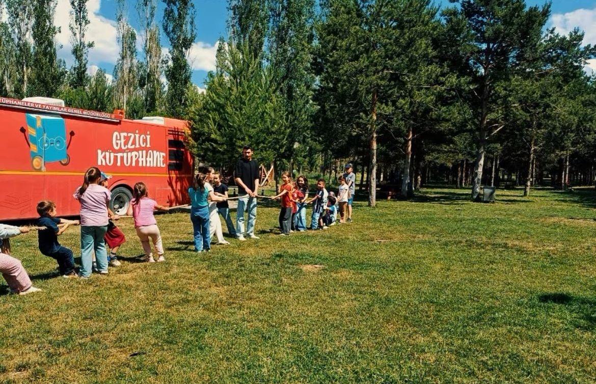 ‘Gezici Kütüphane’ Yenişehir Parkı’nda çocuklarla buluştu