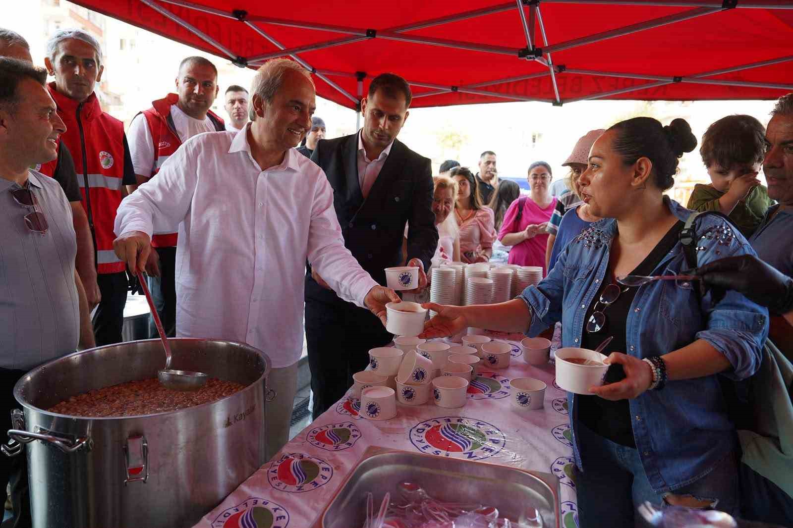 Başkan Kocagöz aşure bereketini vatandaşlarla paylaştı