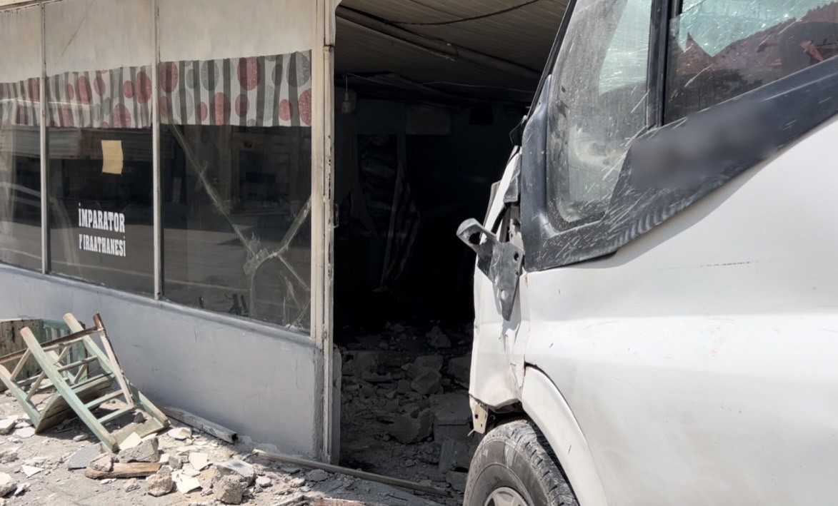 Pikapla çarpışan minibüs kıraathaneye daldı: 1 ölü, 3 yaralı