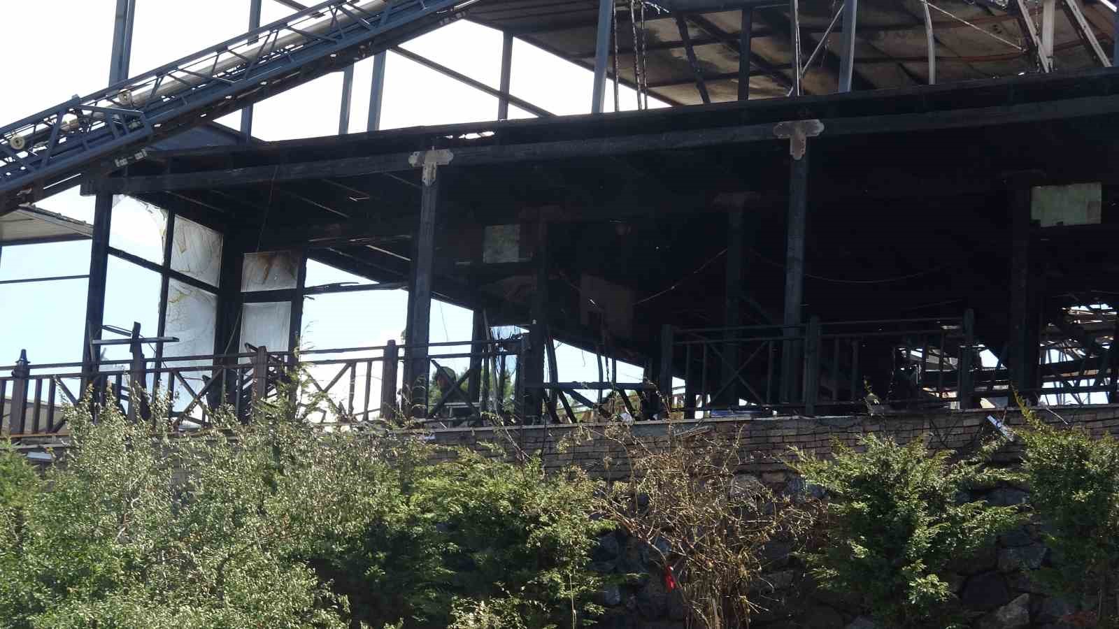 Maltepe’de korkutan yangın: Restoran kullanılamaz hale geldi