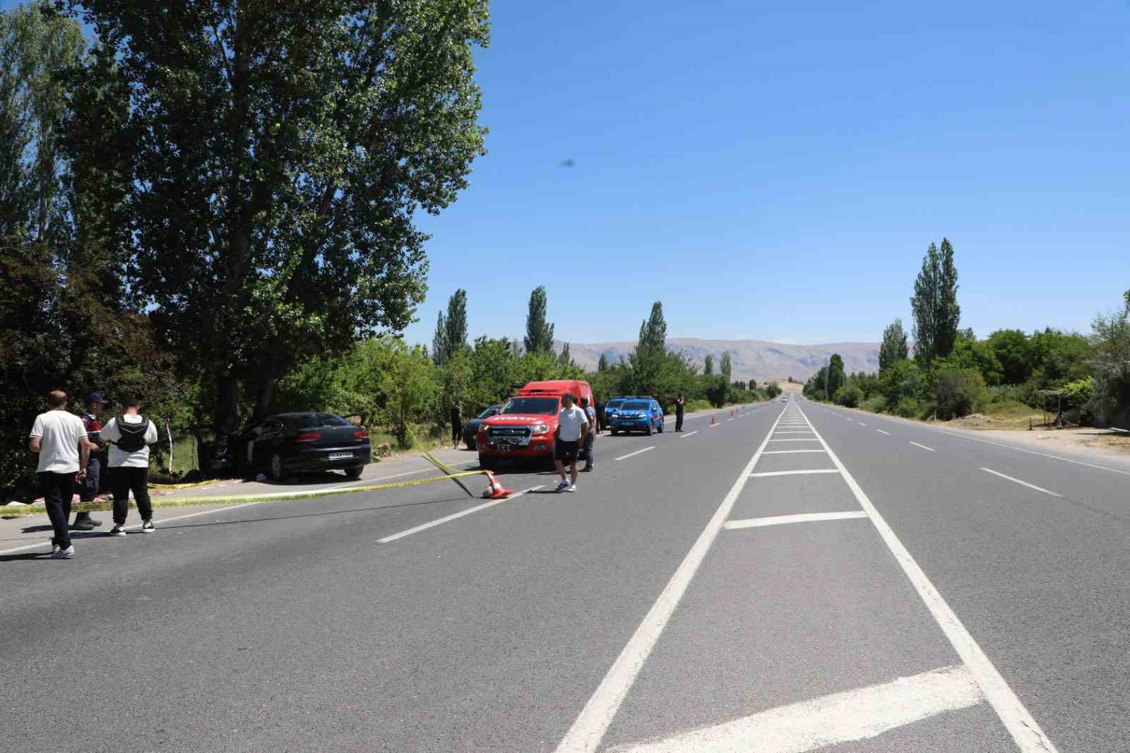 Otomobil ağaca çarptı: 2 ölü, 4 ağır yaralı