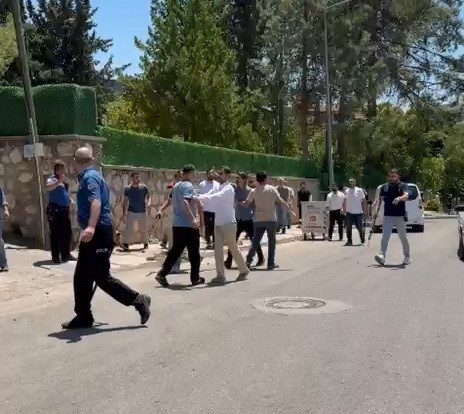 Kavga eden şahıslara biber gazıyla müdahale edildi