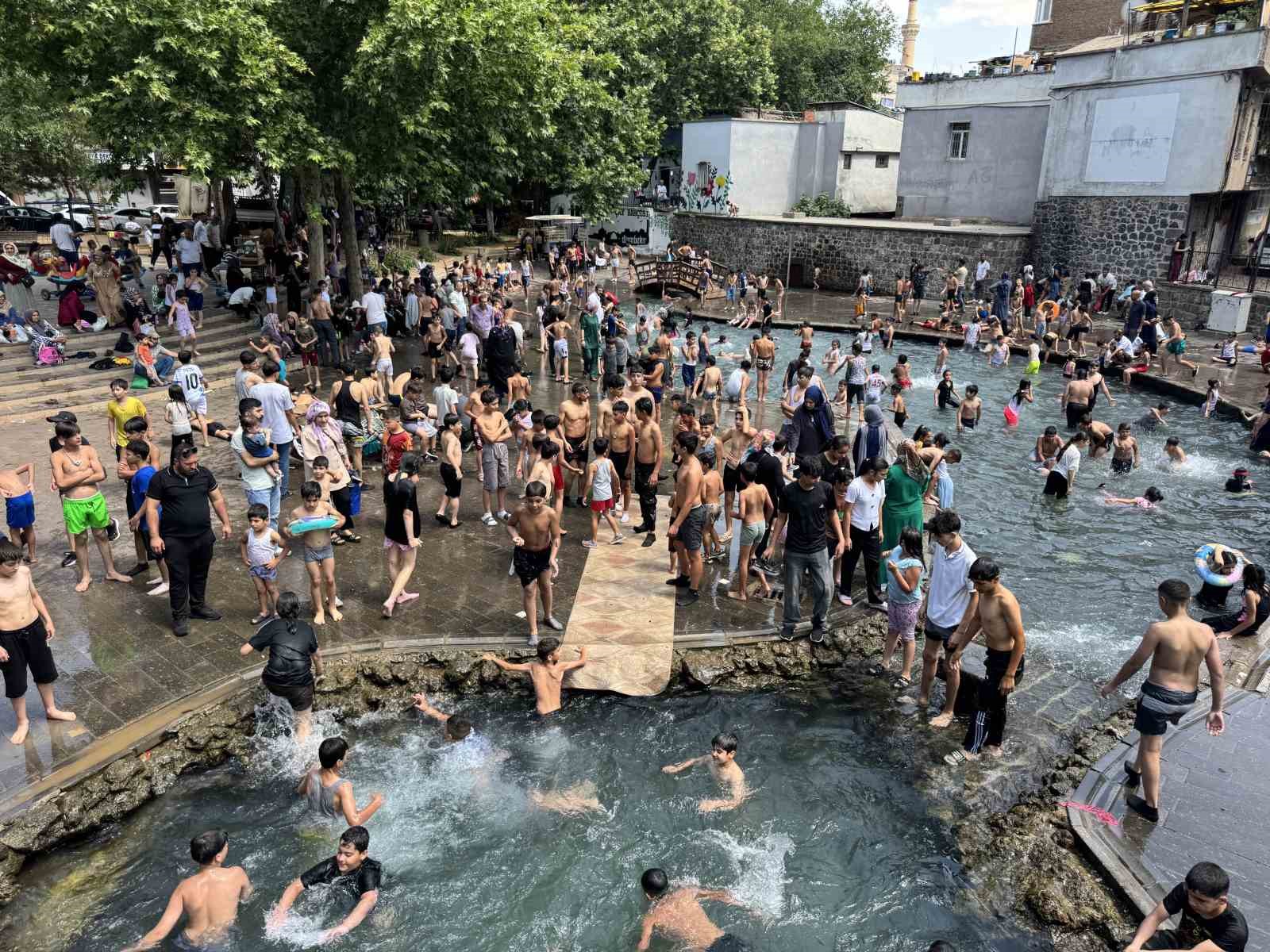 Diyarbakır’da sıcağı gören çocuklar Anzele’ye koştu