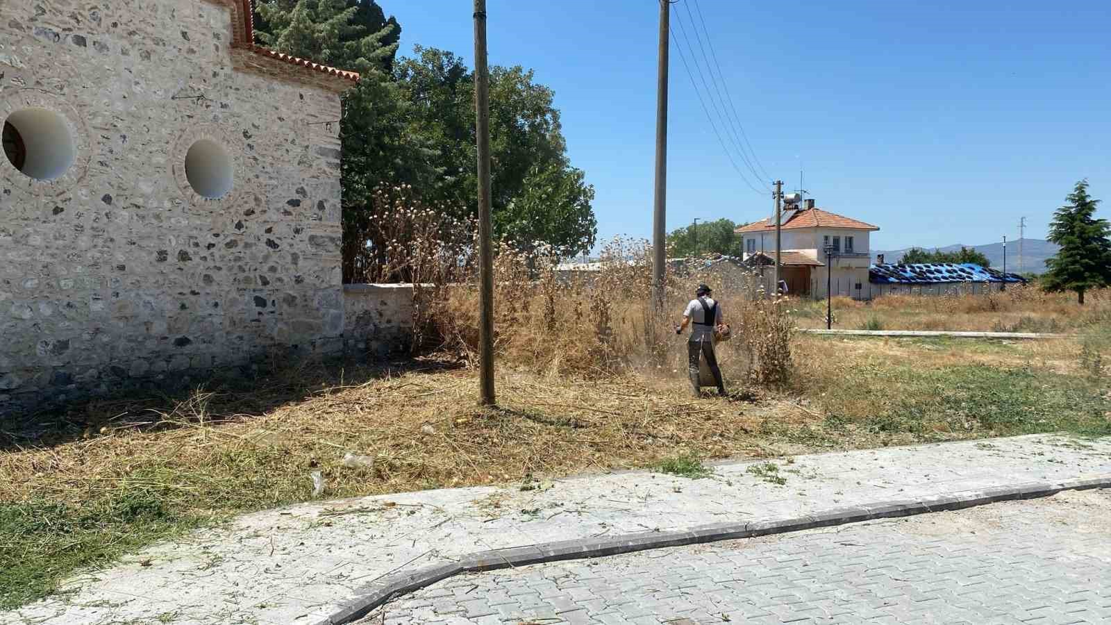 Manisa Büyükşehir’den Karacaahmet Türbesi’nde hummalı temizlik