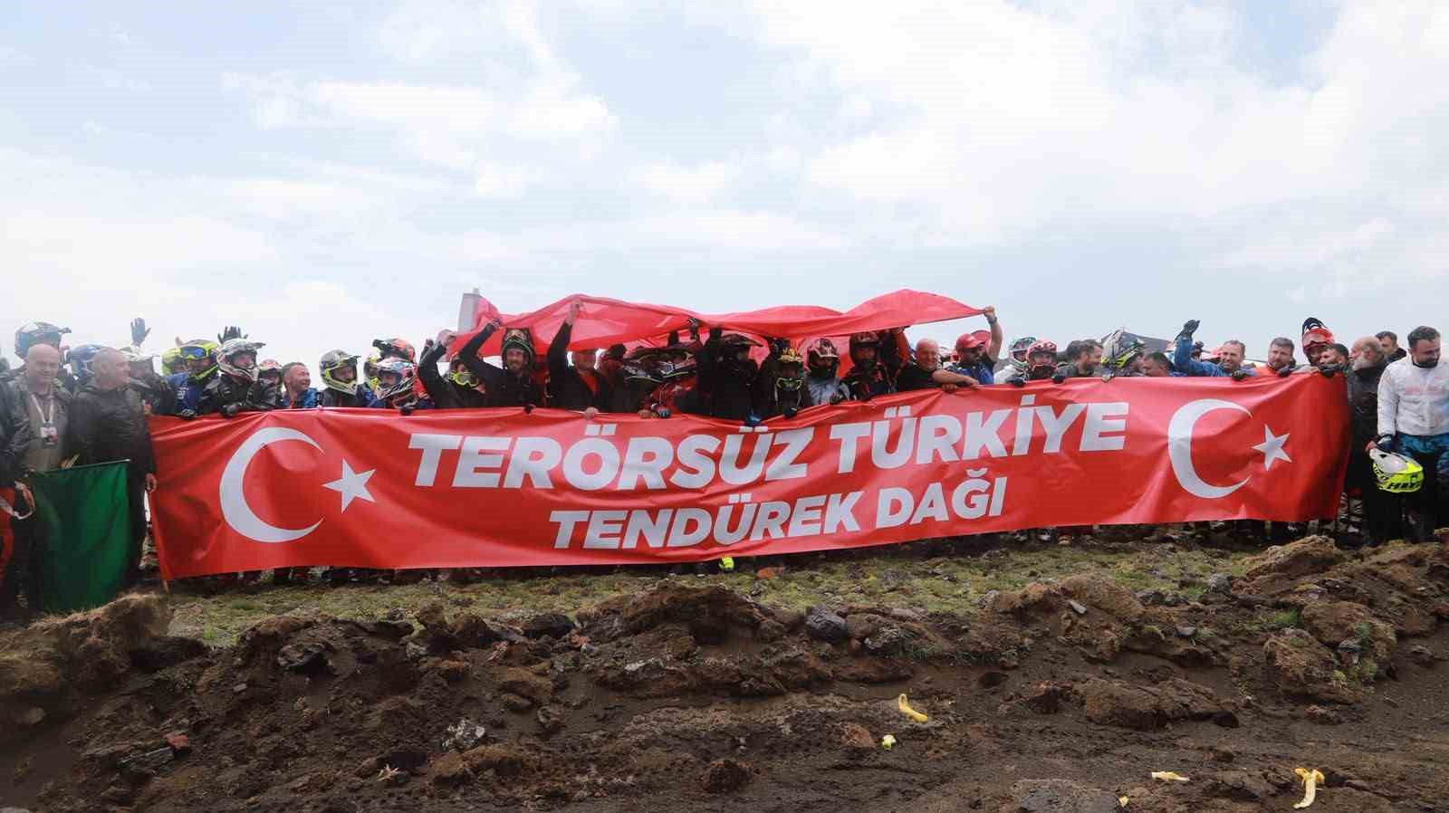 Enduro şampiyonasının finali Tendürek’te "Terörsüz Türkiye" pankartıyla başladı