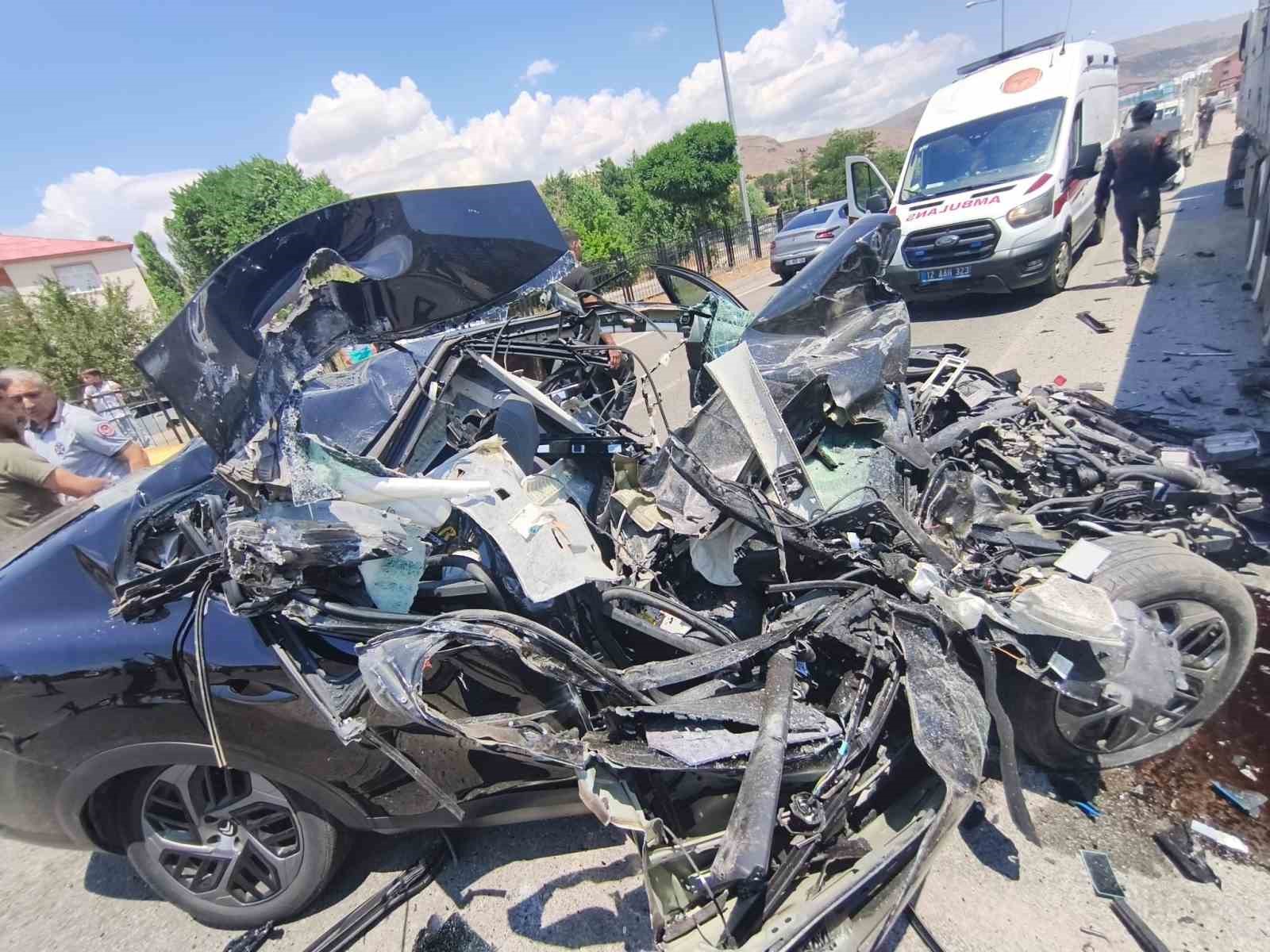 Bingöl’de tıra çarpan otomobil hurdaya döndü: 1 yaralı