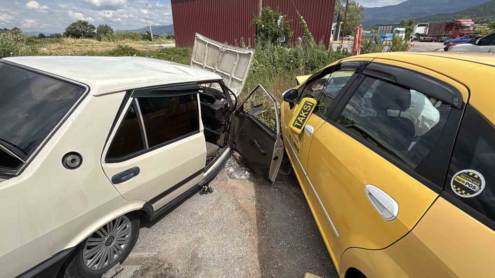 Bolu’da ticari taksi ile otomobil çarpıştı: 5 yaralı