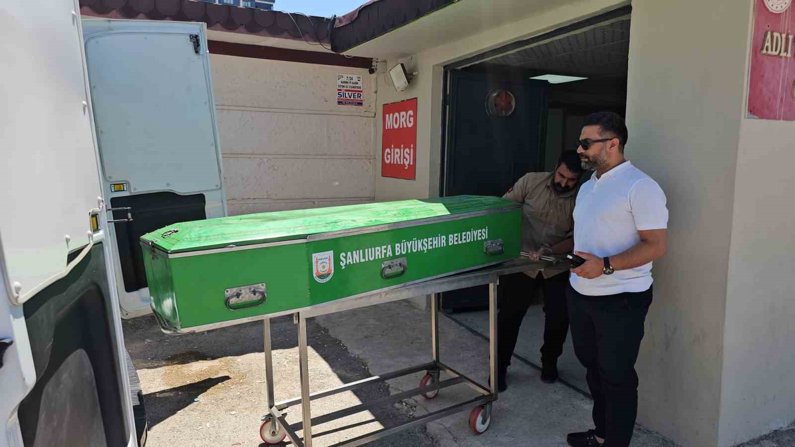 Boş arazide battaniyeye sarılı erkek cesedi bulundu