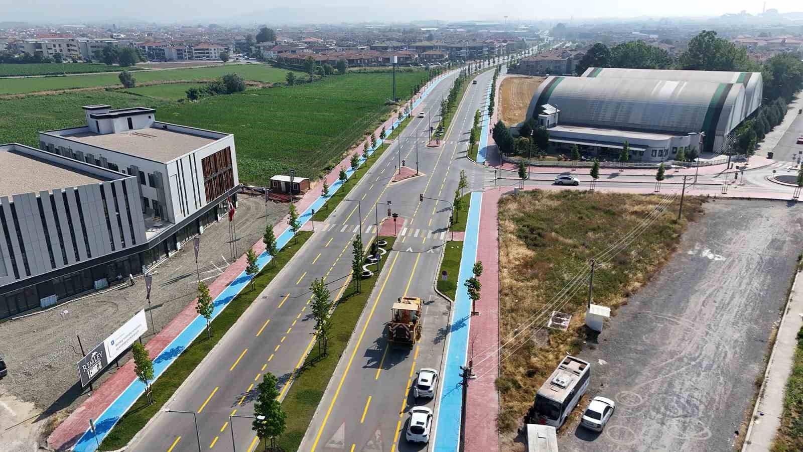 Büyükşehir, yol çizgilerini yenileyerek güvenli ulaşımı güçlendiriyor