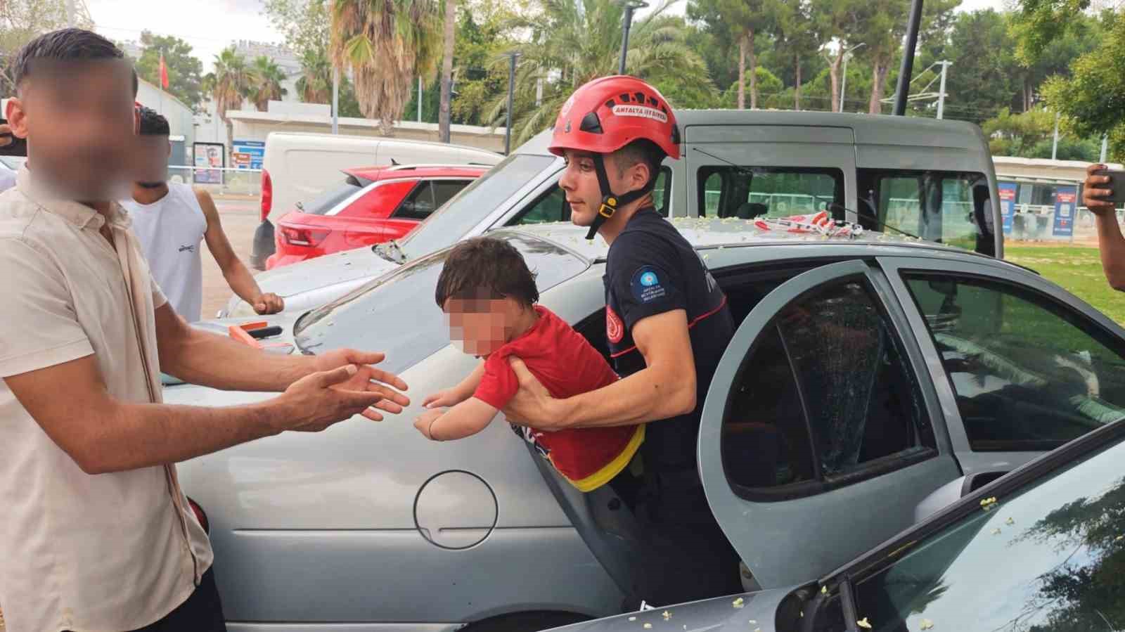 Antalya’da otomobilde kilitli kalan çocuğu itfaiye kurtardı