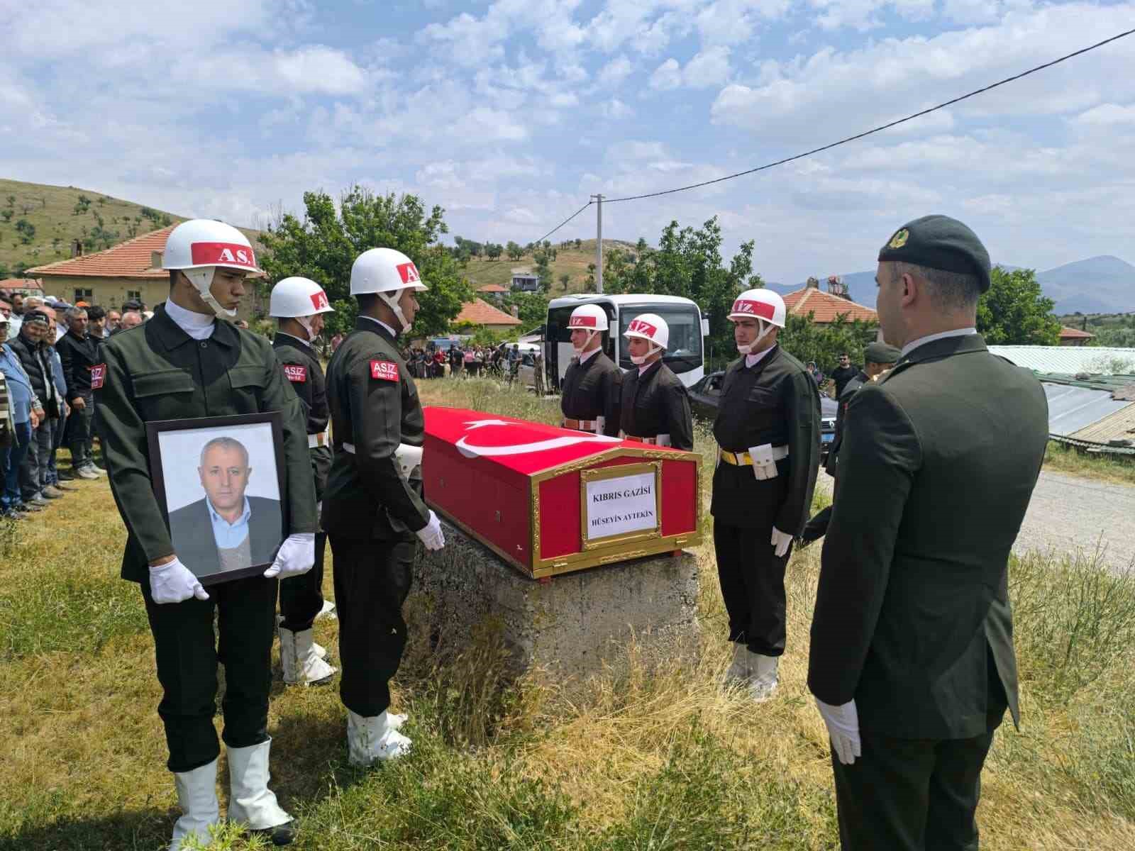 Vefat eden Kıbrıs gazisi son yolculuğuna uğurlandı