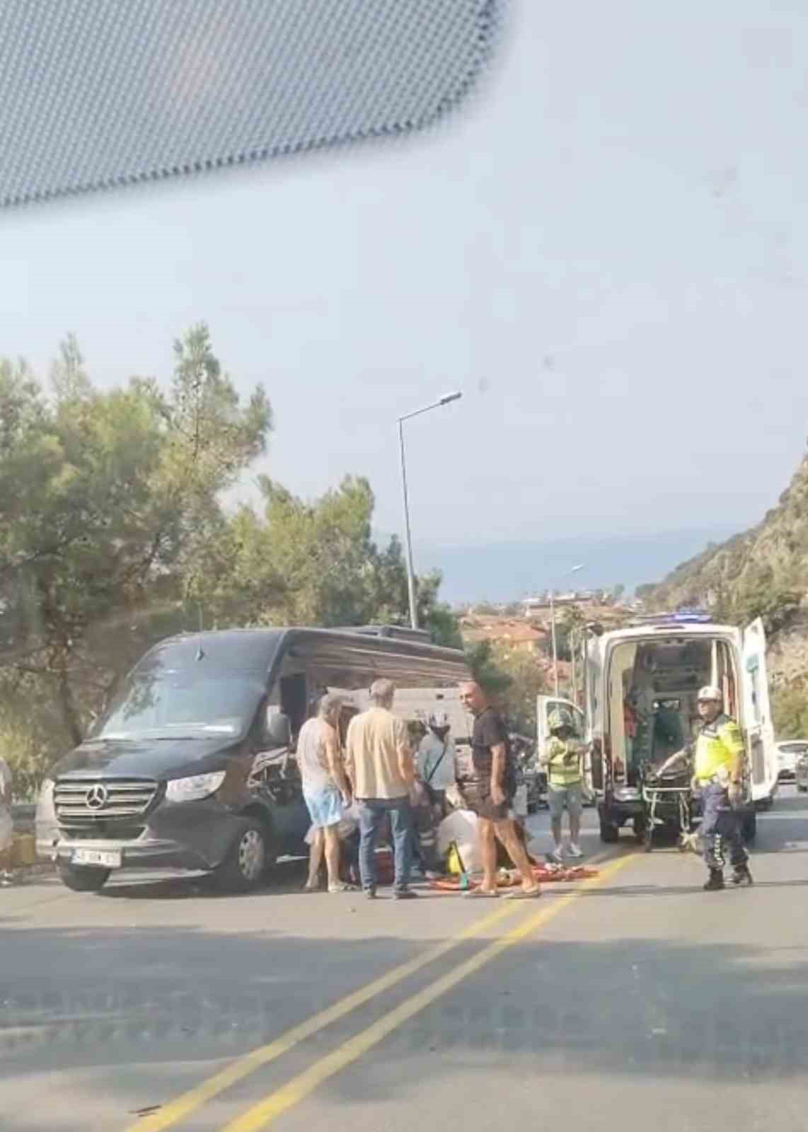 Ağabeyinin kullandığı araçtan kazada yola savrulan genç hayatını kaybetti