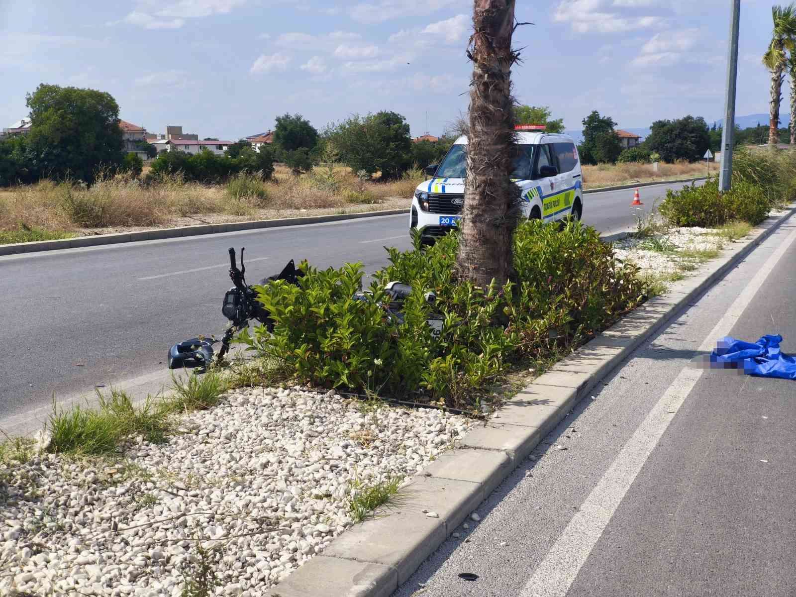 Denizli’de ağaca çarpan motosikletin sürücüsü ağır yaralandı