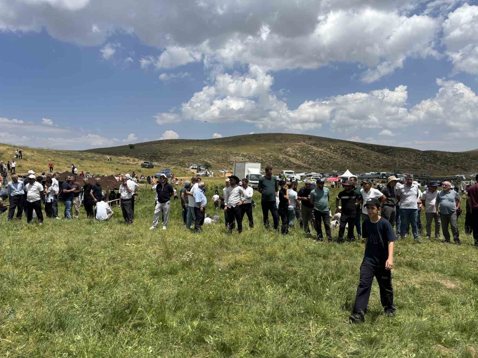 Bingöl’deki Çotla Festivali renkli görüntülere sahne oldu