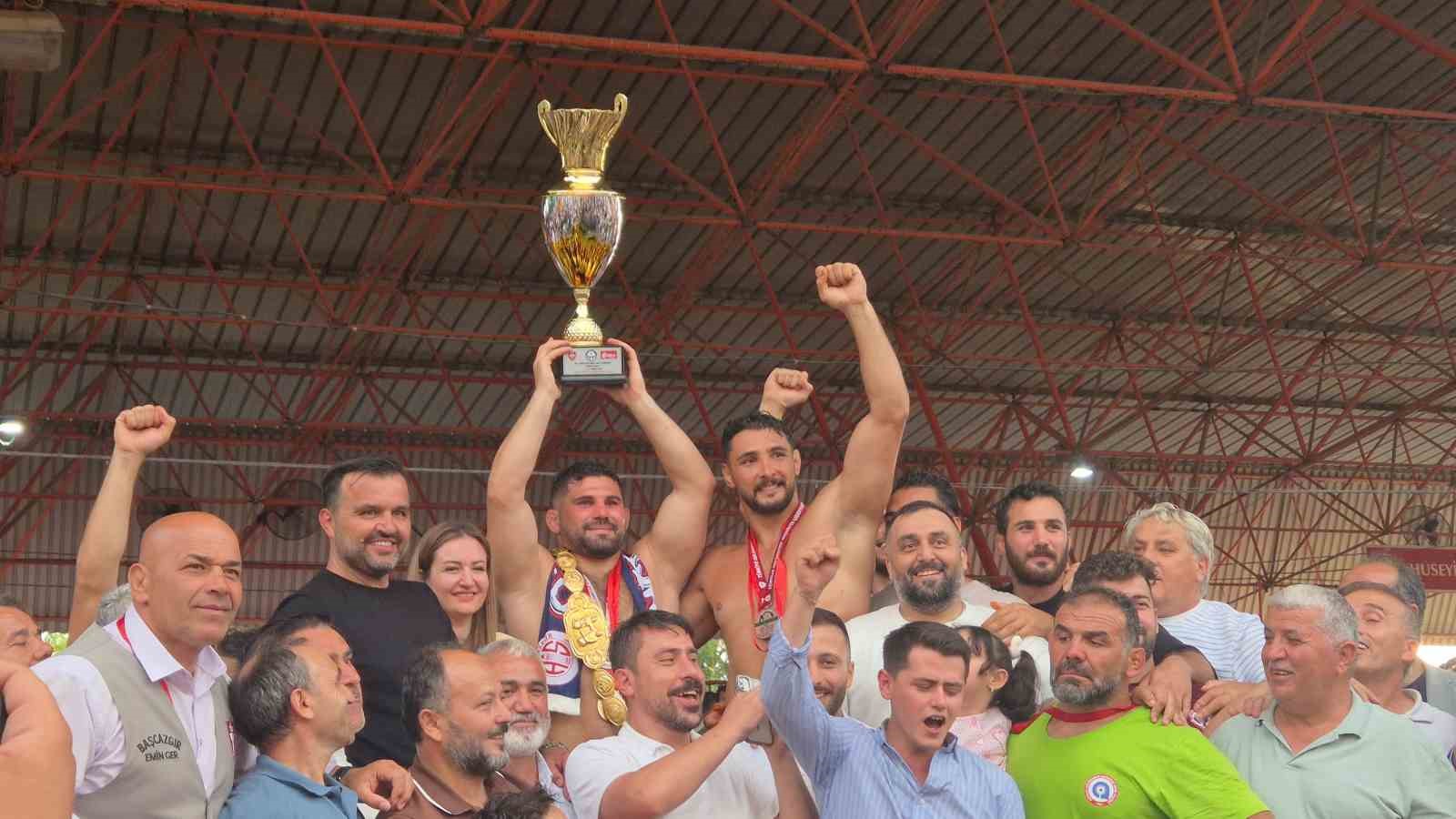 Başpehlivan Erkan Taş, altın kemerini taktı