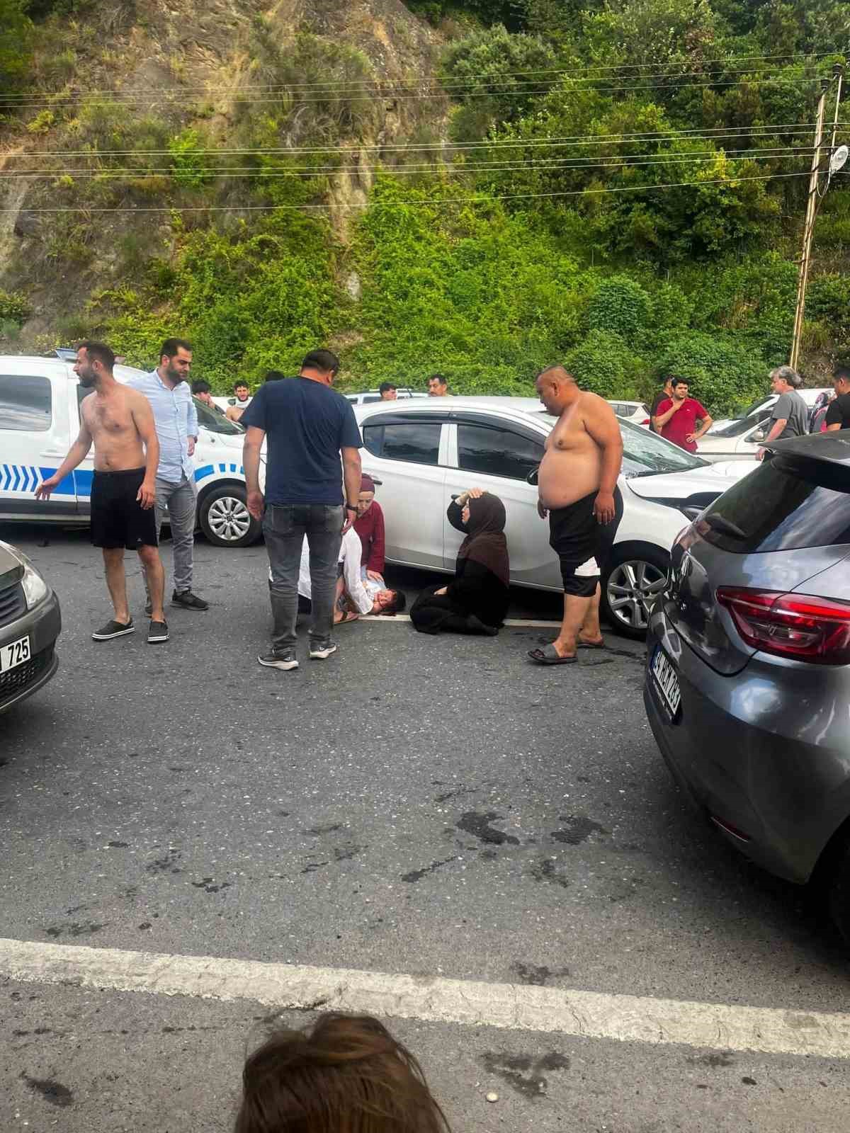 Yolun karşısına geçerken otomobilin çarptığı baba ve oğlu ağır yaralandı