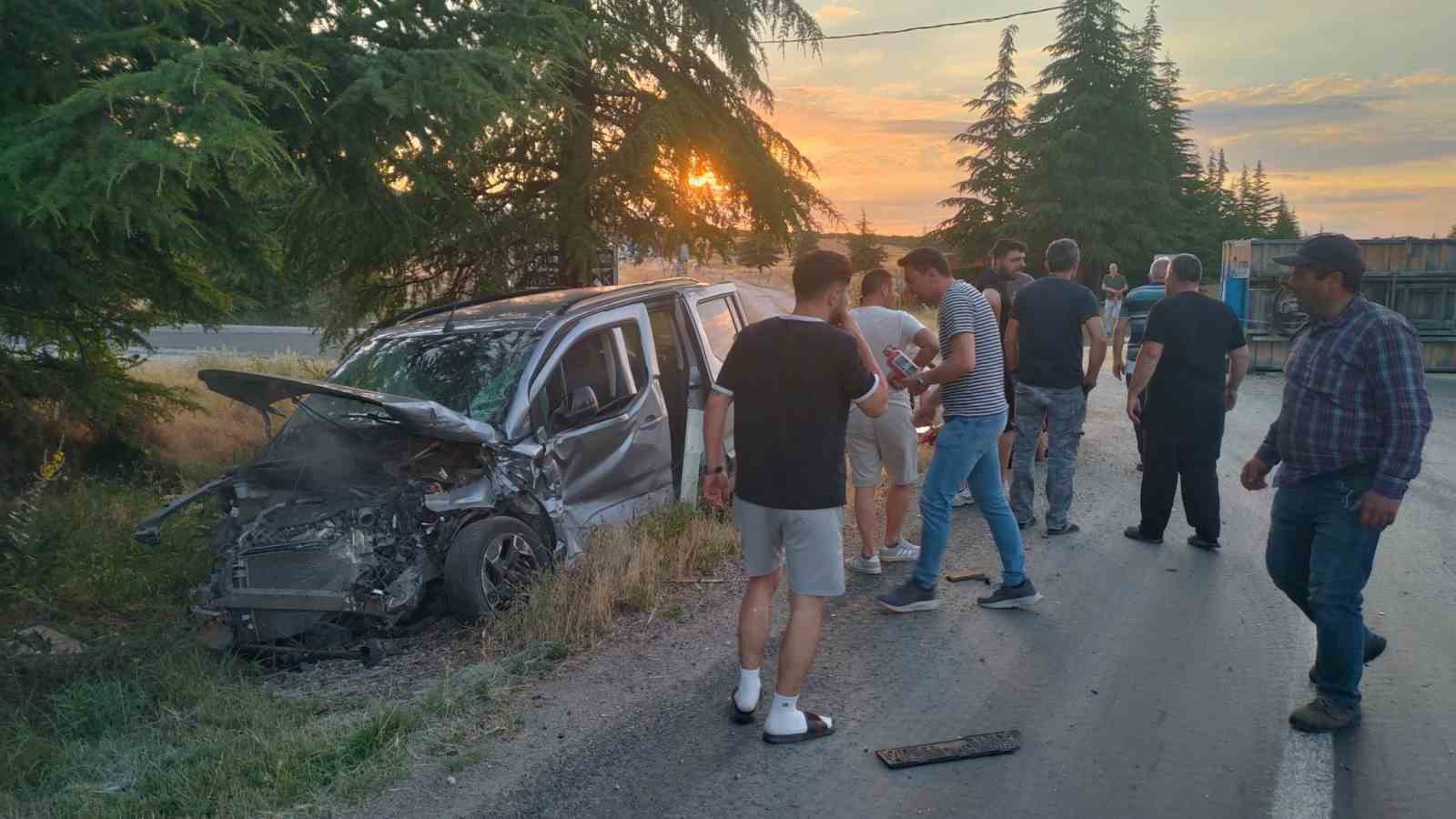Eskişehir’de hafif ticari araç ile traktör çarpıştı: 2 yaralı