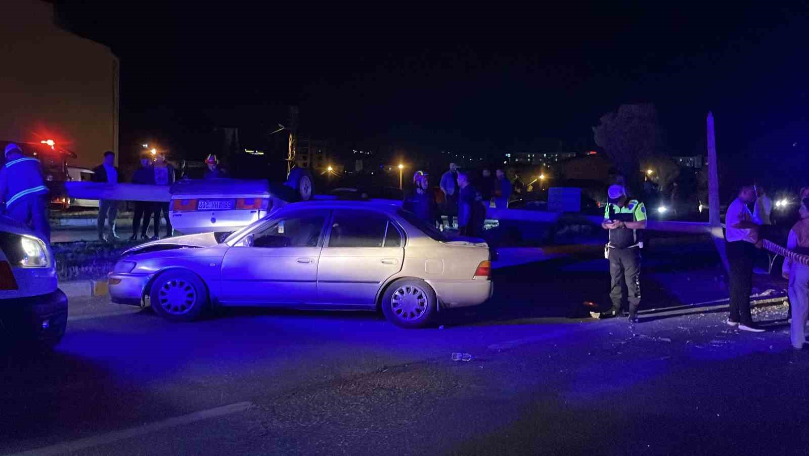 Sivas’ta iki otomobil çarpıştı: 2’si çocuk 5 yaralı