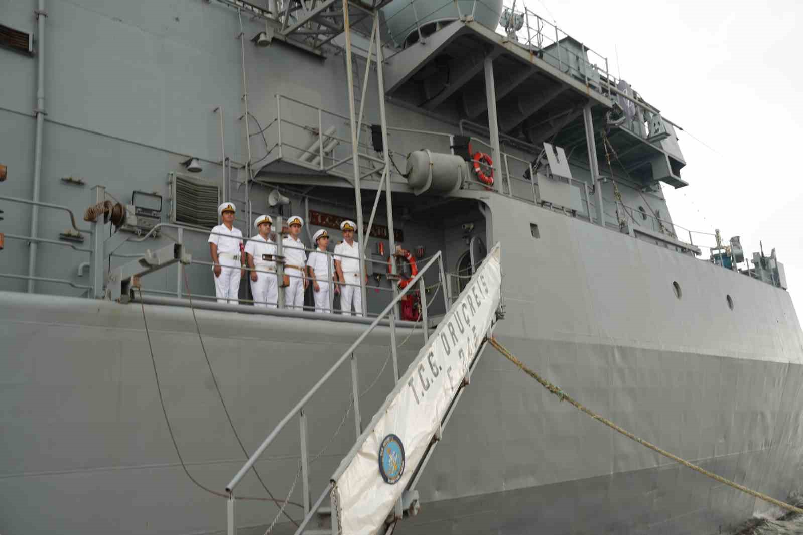 Türk donanmasından Atlantik’in ötesinde güç gösterisi: TCG Oruçreis New York’ta