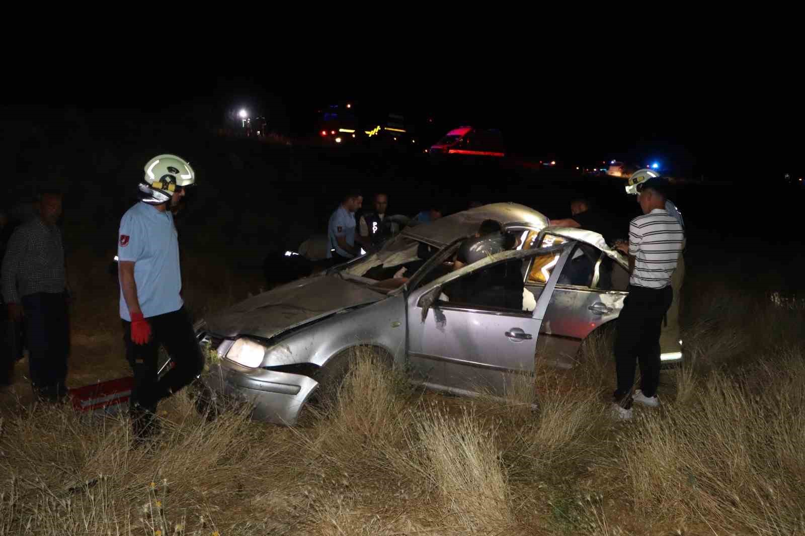 Otomobil takla atarak şarampole uçtu: 3 yaralı