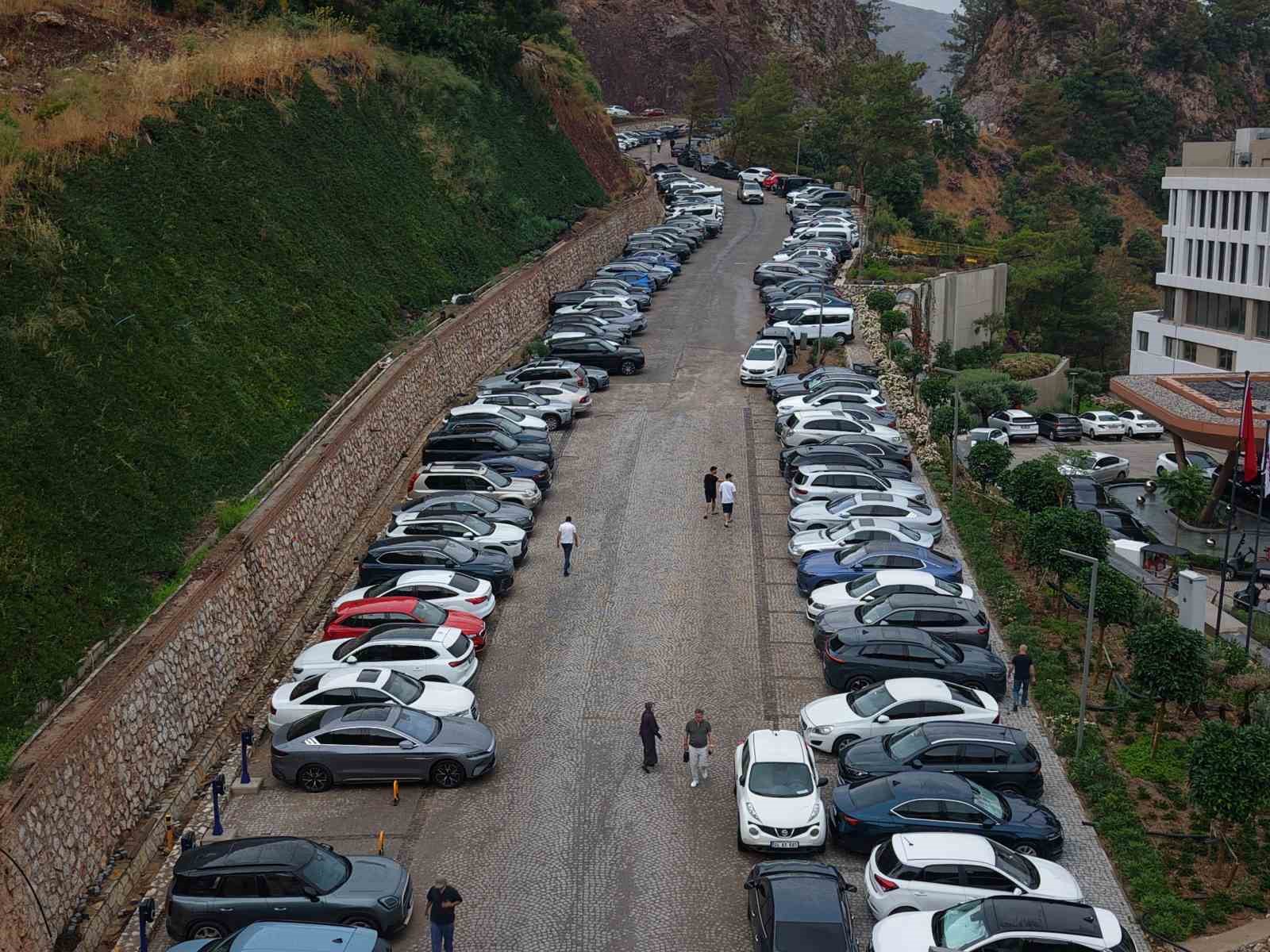 (BEKLEYECEK PAZARTESİ) Marmaris’te dikkat çeken tablo: Otellerde doluluk sorunu yaşanırken bu tesisin kapısında araç kuyruğu oluştu