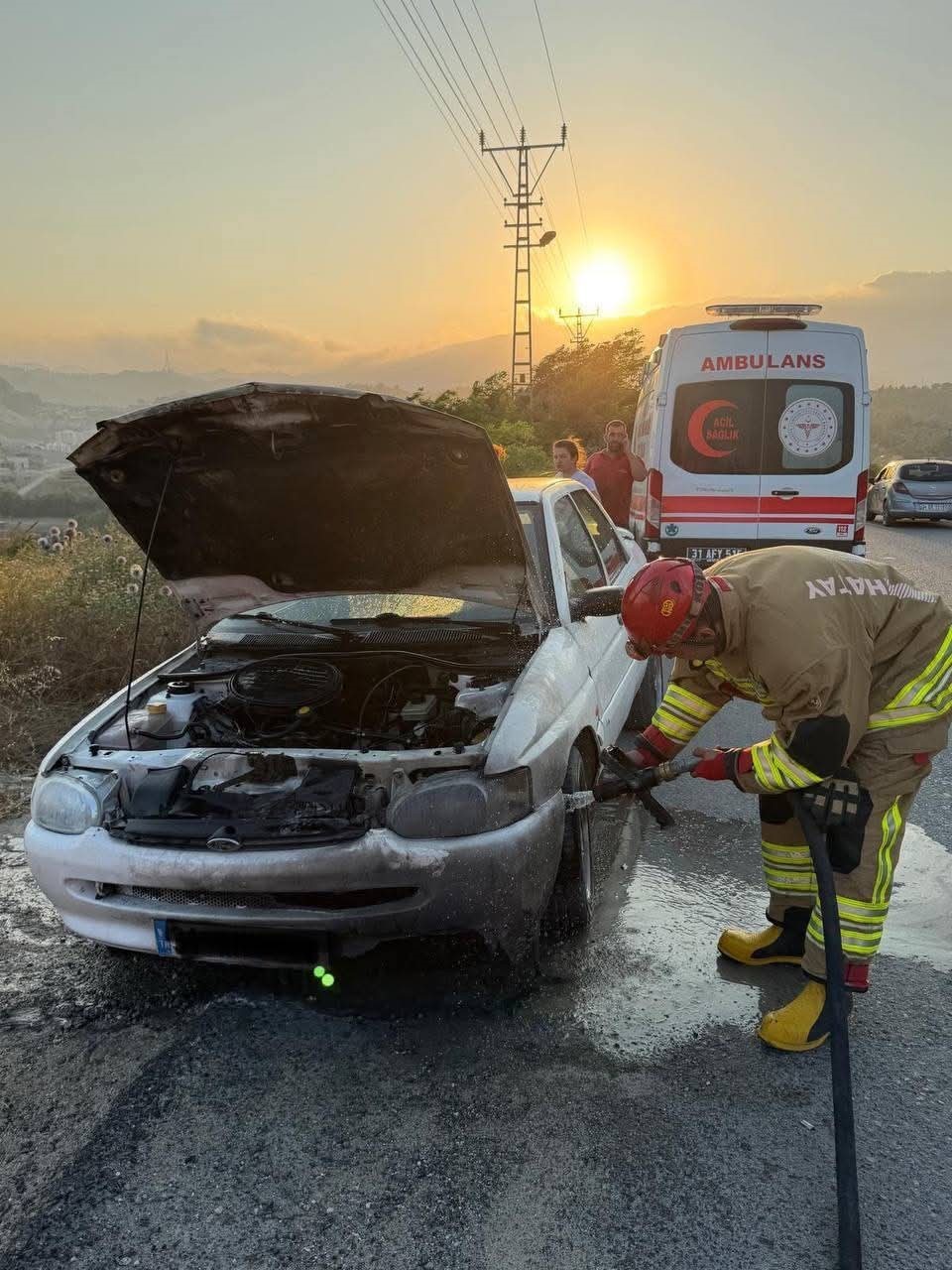 Antakya’da otomobilin motorundan alevler yükseldi