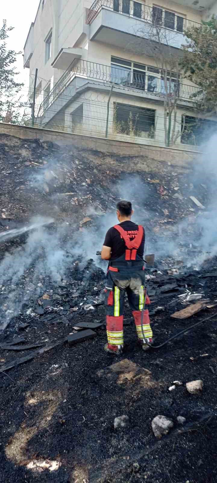 Balıkesir’de ot ve çöp yangını mahalleyi tehdit etti