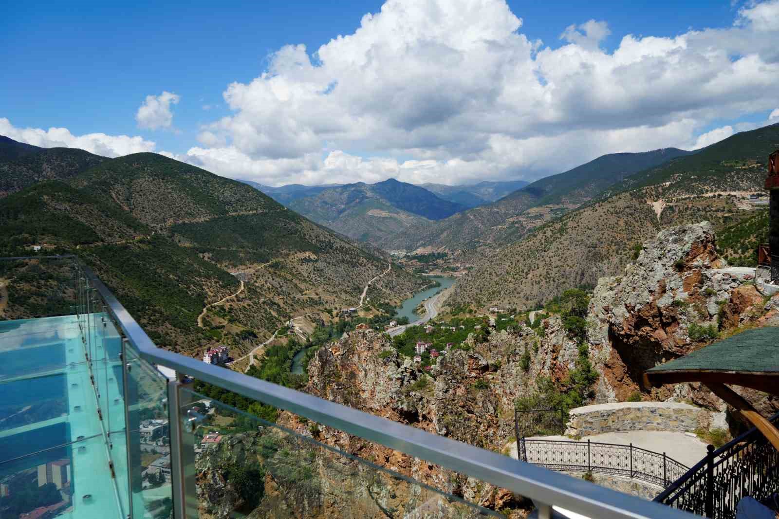 Torul Kalesi Cam Seyir Terası, yaz sıcaklarında ziyaretçilerin uğrak noktası oldu