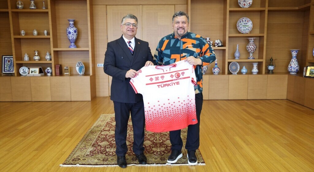 DPÜ Öğretim üyesi Mustafa Said Erzeybek, Kadın Curling Milli Takımı’nın tarihi başarısında teknik kadroda yer aldı