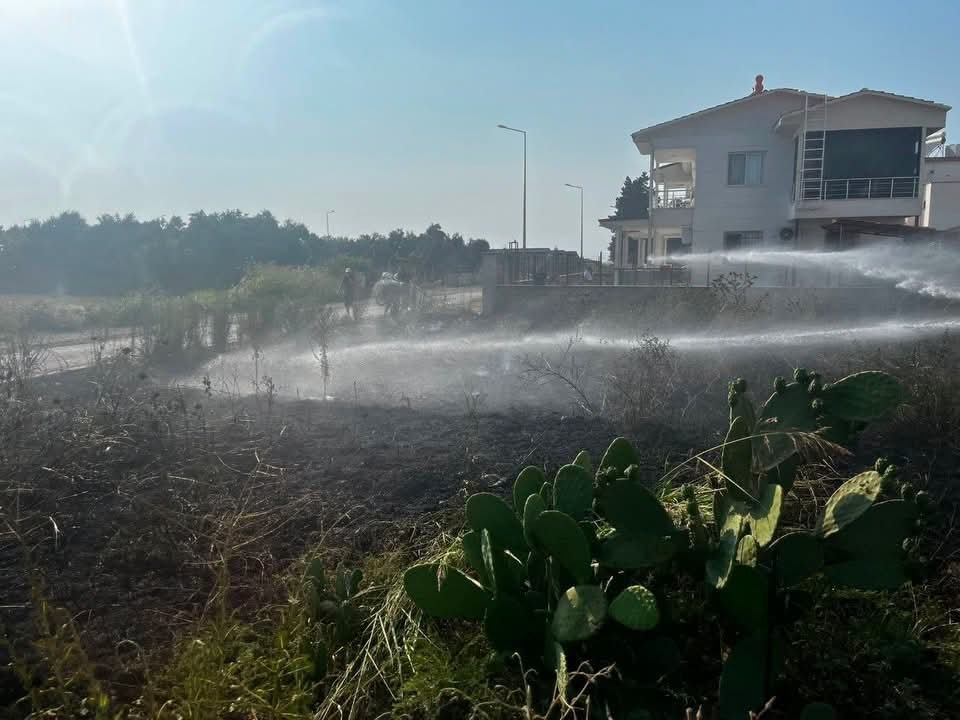 Arsuz’da otluk alan yangını