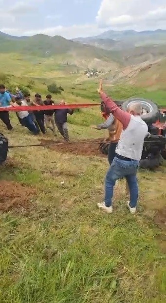 Sarıkamış’ta devrilen traktör için köylüler seferber oldu