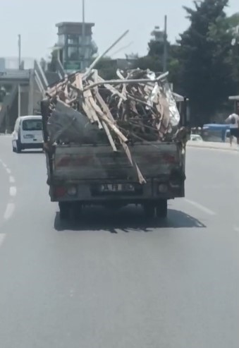 Demir yüklü kamyonetin tehlikeli yolculuğu kamerada