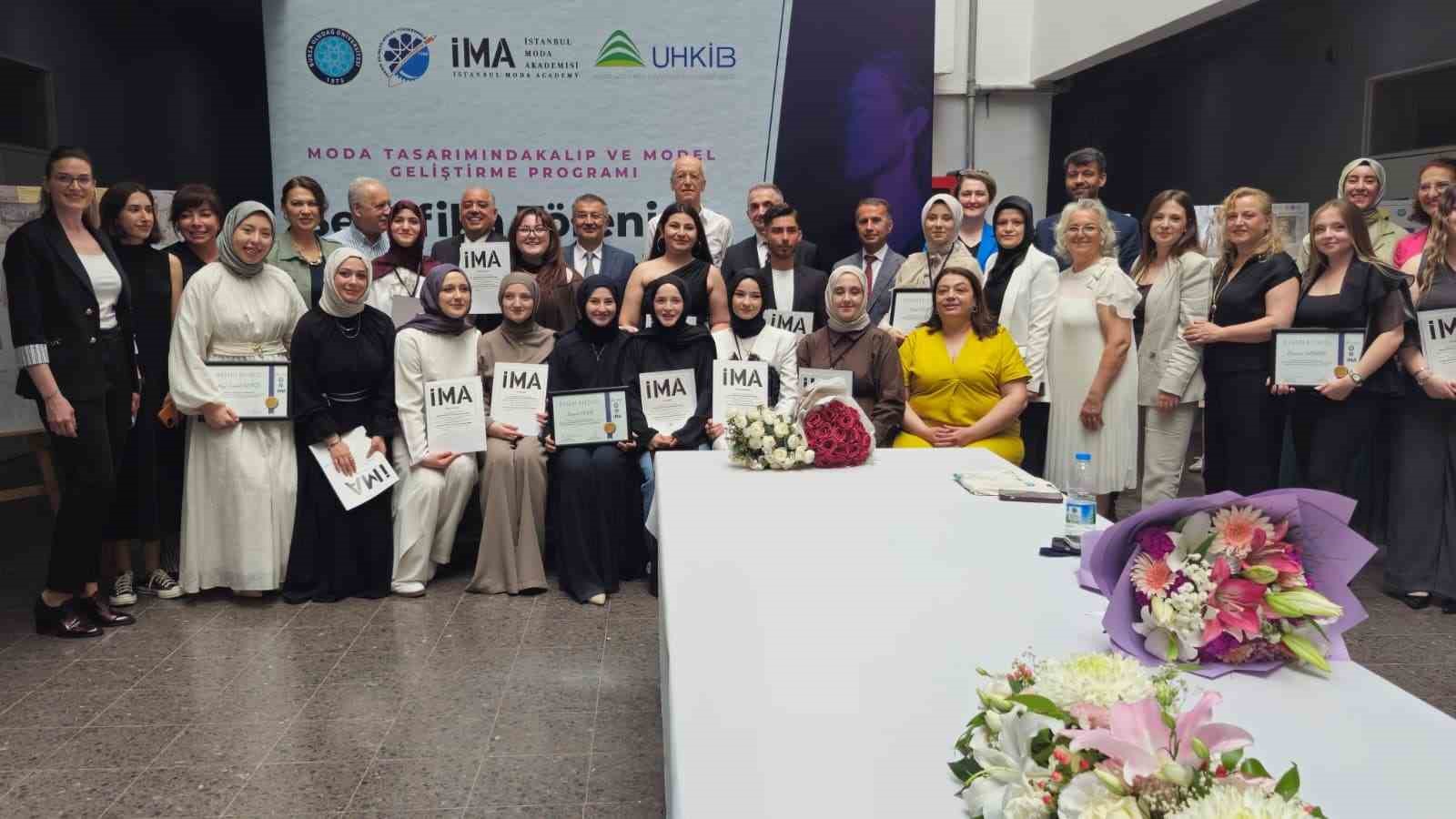 Geleceğin moda tasarımcıları Bursa’da sertifikalarını aldı