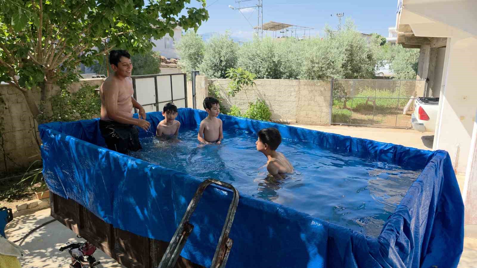 Traktör römorkunu havuza çeviren dede, torunları için denizi evin önüne getirdi