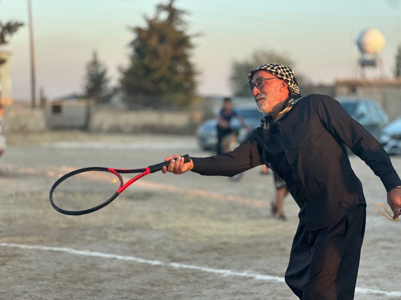 Köylülerin toprak kortta tenis keyfi