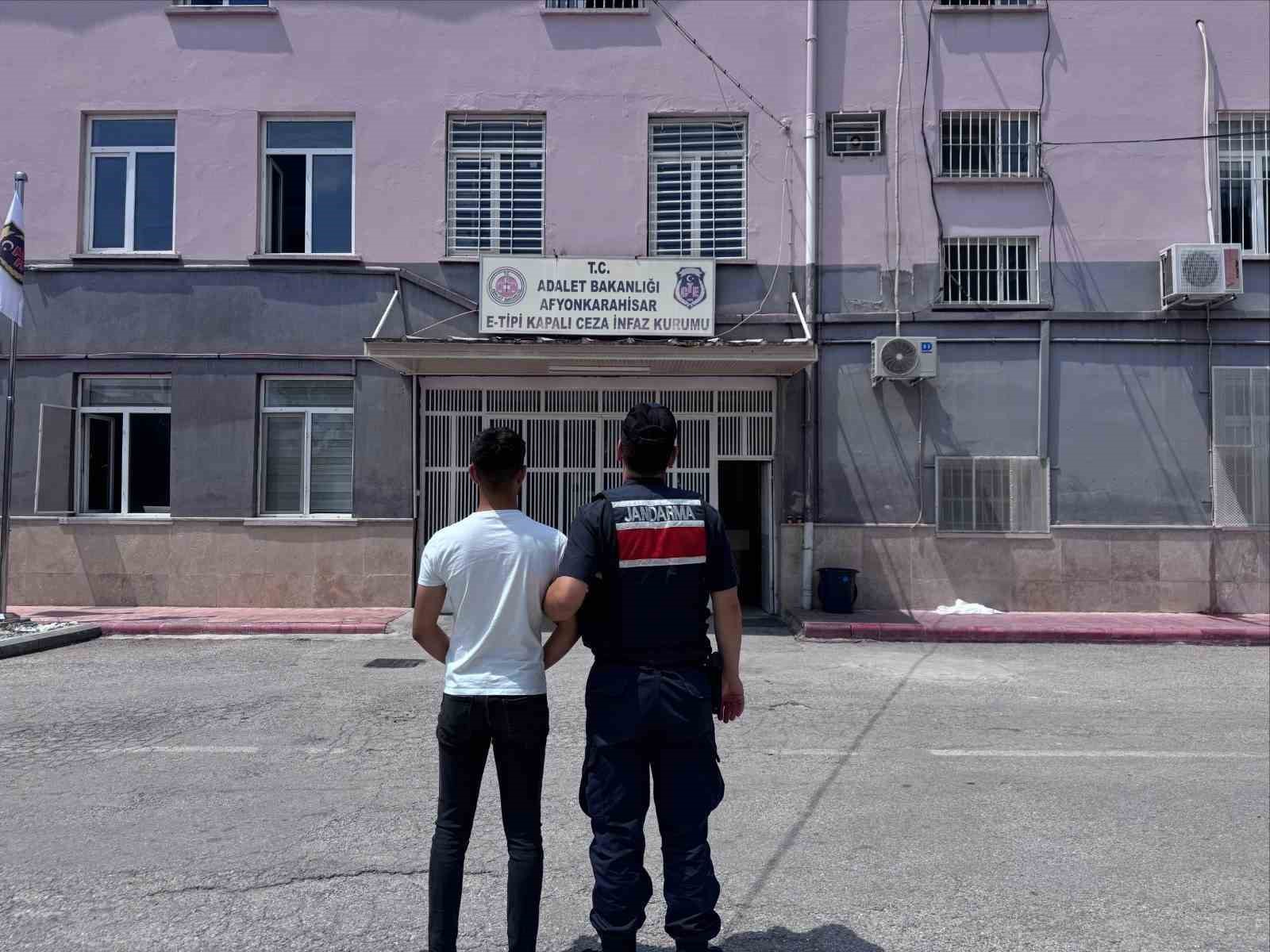Jandarma çeşitli suçlardan aranan 46 kişi yakalandı